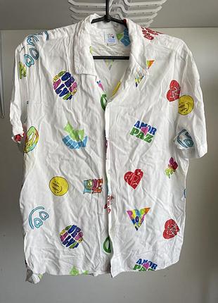 Це біла сорочка guess originals з колекції j balvin loveprint з кольоровим принтом у вигляді графіті та емодзі