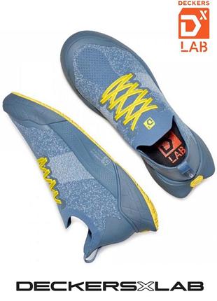 Кросівки deckers x lab x-scape knit low у сіро-блакитному кольорі з яскраво-жовтими акцентами.розмір: 40 2/3;48.матеріал: тканина