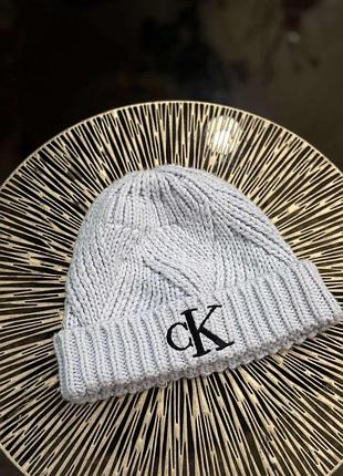 Шапка від бренду calvin klein