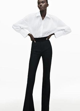 Стильные брюки расклешенные к низу от zara.