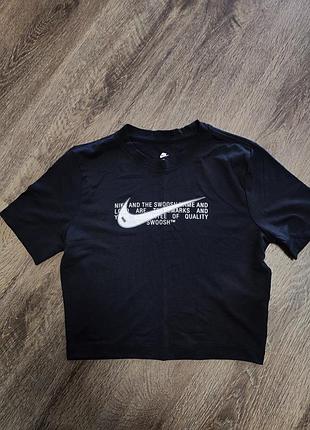 Вкорочена футболка nike у відмінному стані. не просвічується, дуже приємна до тіла. ідеальна для спорту та під лосини.