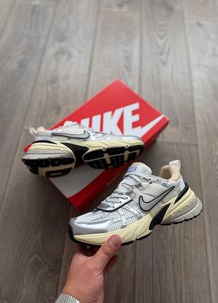 Стильні кросівки nike v2k runtekk summit white metalic silver