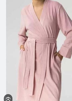 Розовый трикотажный халат с запахом от henderson ladies. размер m/l.