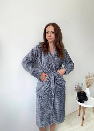 Красивый женский махровый халат "косичка" на запах с капюшоном серого цвета