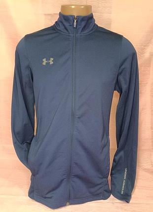 Темно-синяя спортивная олимпийка на молнии — это модель under armour challenger knit warm-up с серебристым логотипом на груди и бренда на рукаве.