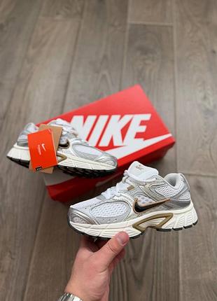 Стильні жіночі кросівки nike zoom vomero 5 rnr white silver gold