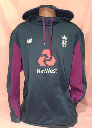Темно-синяя спортивная толстовка с капюшоном new balance england cricket с фиолетовыми акцентами на рукавах и логотипом спонсора natwest на груди.