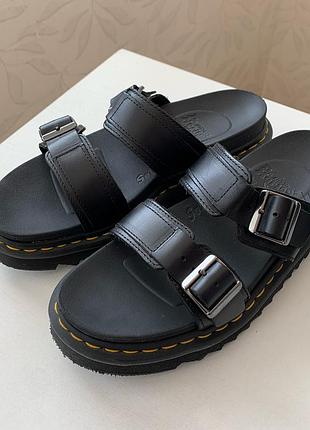 Чорні сандалі босоніжки dr. martens