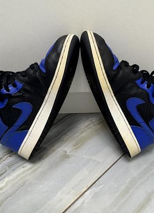 Продам jordan 1 high у чорно-синьому кольорі. стан хороший, кросівки почищені та готові до носіння. є незначні сліди використання, все видно на фото.
