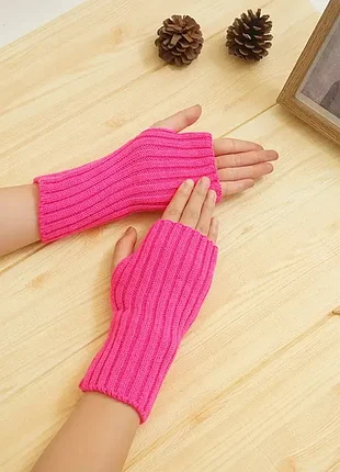 Мітенки короткі в рубчик без пальців малинові one size довжина 20 см 6019 яскраво-рожеві  з отвром для великого пальця теплі в'язані фуксія