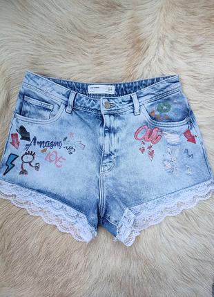 Женские джинсовые шорты от zara украшены яркими граффити-рисунками, вышивкой и кружевной отделкой по нижнему краю