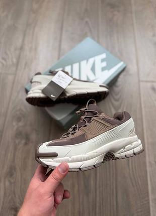 Стильні кросівки nike air zoom vomero roam light bone mink brown