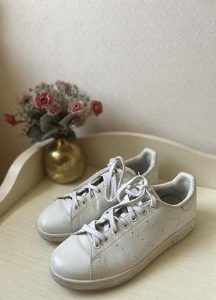 Шкіряні жіночі кросівки adidas