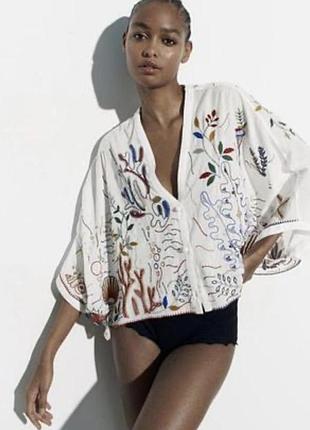 Укорочена блуза вишиванка від zara з різнобарвною вишивкою