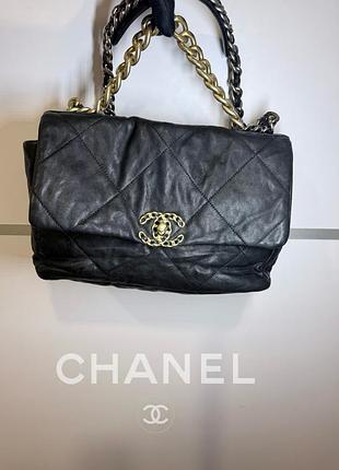 Чорна шкіряна сумка від chanel для жінок. вигідна пропозиція за привабливою ціною. без дефектів