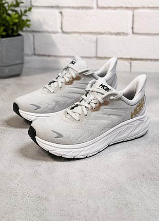 Кроссовки от бренда hoka one are 6