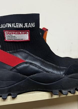 Кроссовки calvin klein jeans модели tysha r7812 в черно-красном цвете