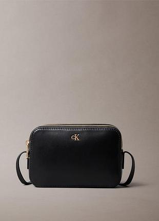 Жіноча крос-боді сумка calvin klein monogram logo hardware camera bag