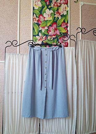 Стильна блакитна юбка міді на гудзиках asos design.
