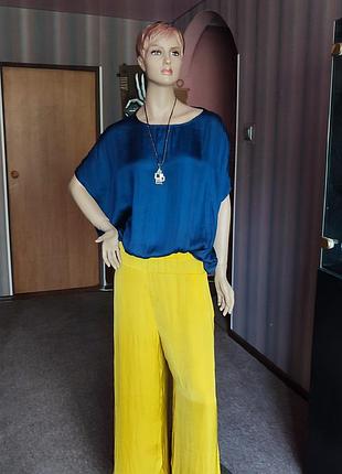 Нарядний комплект(брюки і туніка) zara.розмір l-xl.
легка дихаюча синтетична тканина.