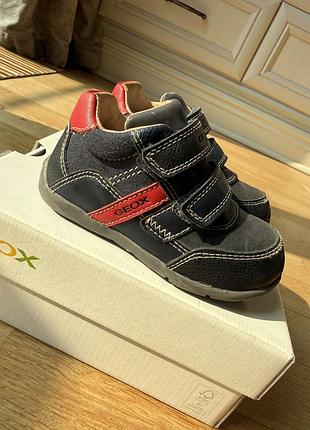 Дитячі кросівки geox