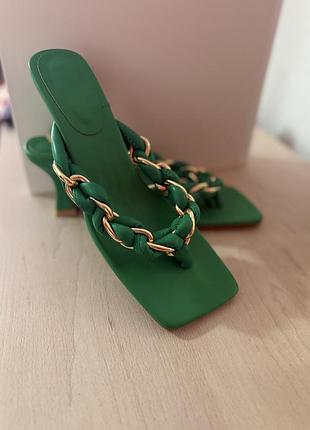💚 жіночі мюлі з декоративним ланцюгом | розмір 40