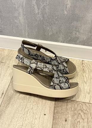 Crocs  босоніжки brooklyn mid wedge розмір w9-40-40,5