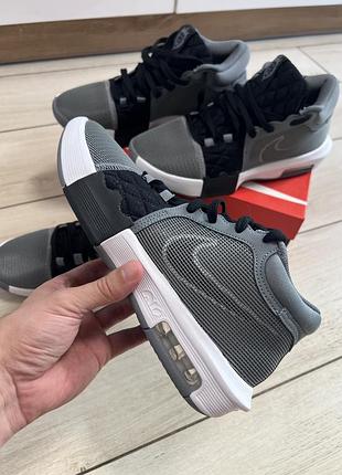 Чоловічи кросівки оригінал nike lebron witness 8 для хлопців