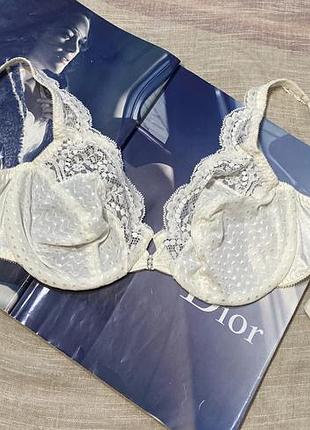 Valentino intimo шикарний кремовий бюст з мереживом на кісточках як новий