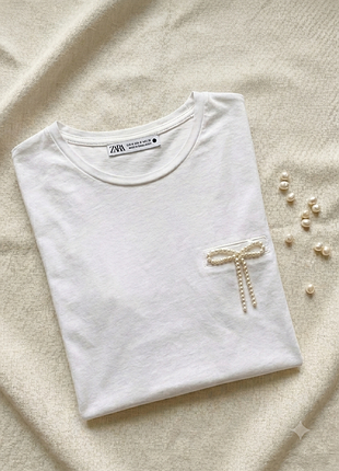 Нежная белая футболка zara с бантиком из жемчужин