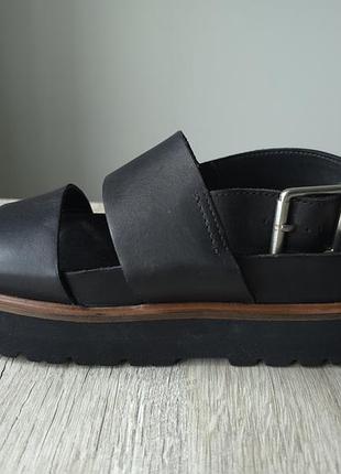 Шкіряні сандалі clarks