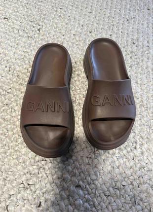Шльопанці ganni