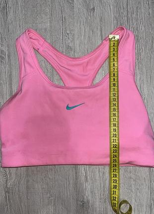 Стильний рожевий спортивний топ від dri-fit (xs / s) з бірюзовим логотипом. зручний для занять спортом, бігу чи фітнесу.