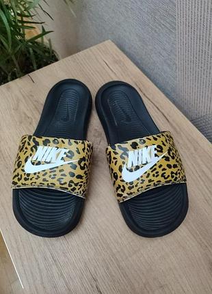 Красиві оригінальні шльопанці nike