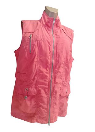 Легка жилетка (безрукавка) коралово-рожевого кольору з коміром-стійкою, застібкою на блискавку та функціональними накладними кишенями з клапанами