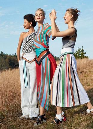 Стильна яскрава блуза diane von furstenberg.