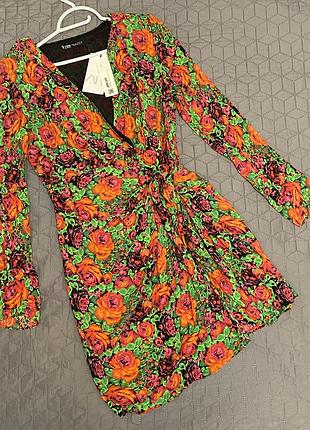 Сукня zara із яскравим квітковим принтом та запахом