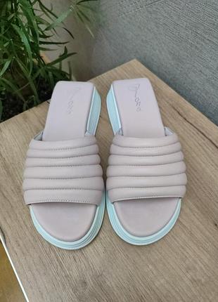 Красивые кожаные шлёпанцы