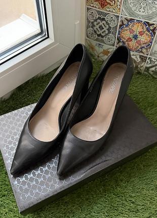 Трендові чорні туфлі на підборах 😍👠