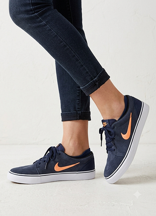 Жіночі сірі кросівки nike розмір 38