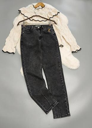 Стильные джинсы mom fit с высокой посадкой и вышивкой джерри