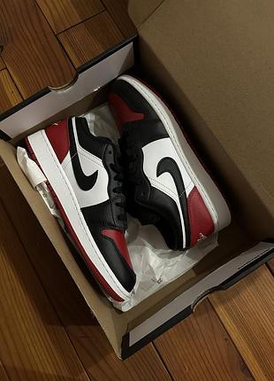 Nike air jordan 1 low 🔥  ✨ нові кросівки, без коробки. 📏 розмір: 37 💰 ціна: 3600 грн  стильна та універсальна модель у чорно-біло-червоному кольорі
