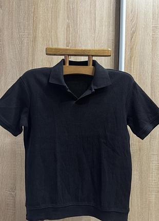 Чорне фактурне поло zara з відкритим коміром