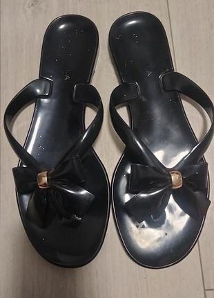Стильные черные силиконовые вьетнамки с бантом (стиль carvela kurt geiger), размер 39