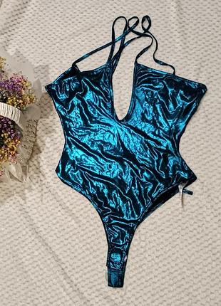 Блискуче боді синього кольору з ефектом металік від бренду prettylittlething.