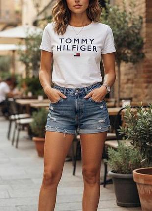 Оригинальная белая футболка от бренда tommy hilfiger.