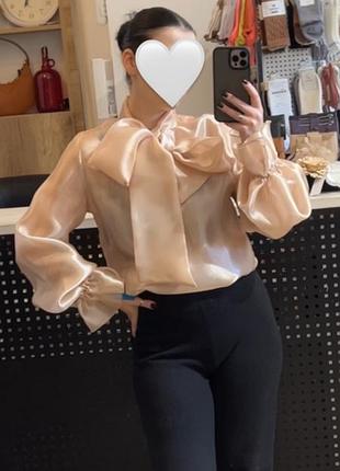 Блуза m.o.r.a fashion бежева атласна з бантом, розмір m