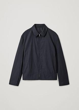 Чоловіча синя вітровка cos оригінал легка куртка мінімалістична premium casual overshirt розмір m / ua 48 (орієнтуйтесь по замірах) стан як новий