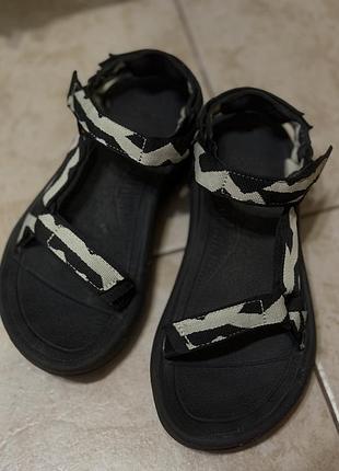 Босоніжки teva