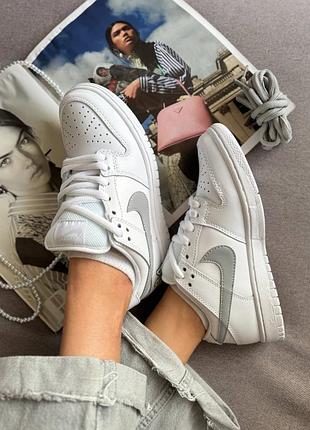 Nike sb dunk low x supreme white grey